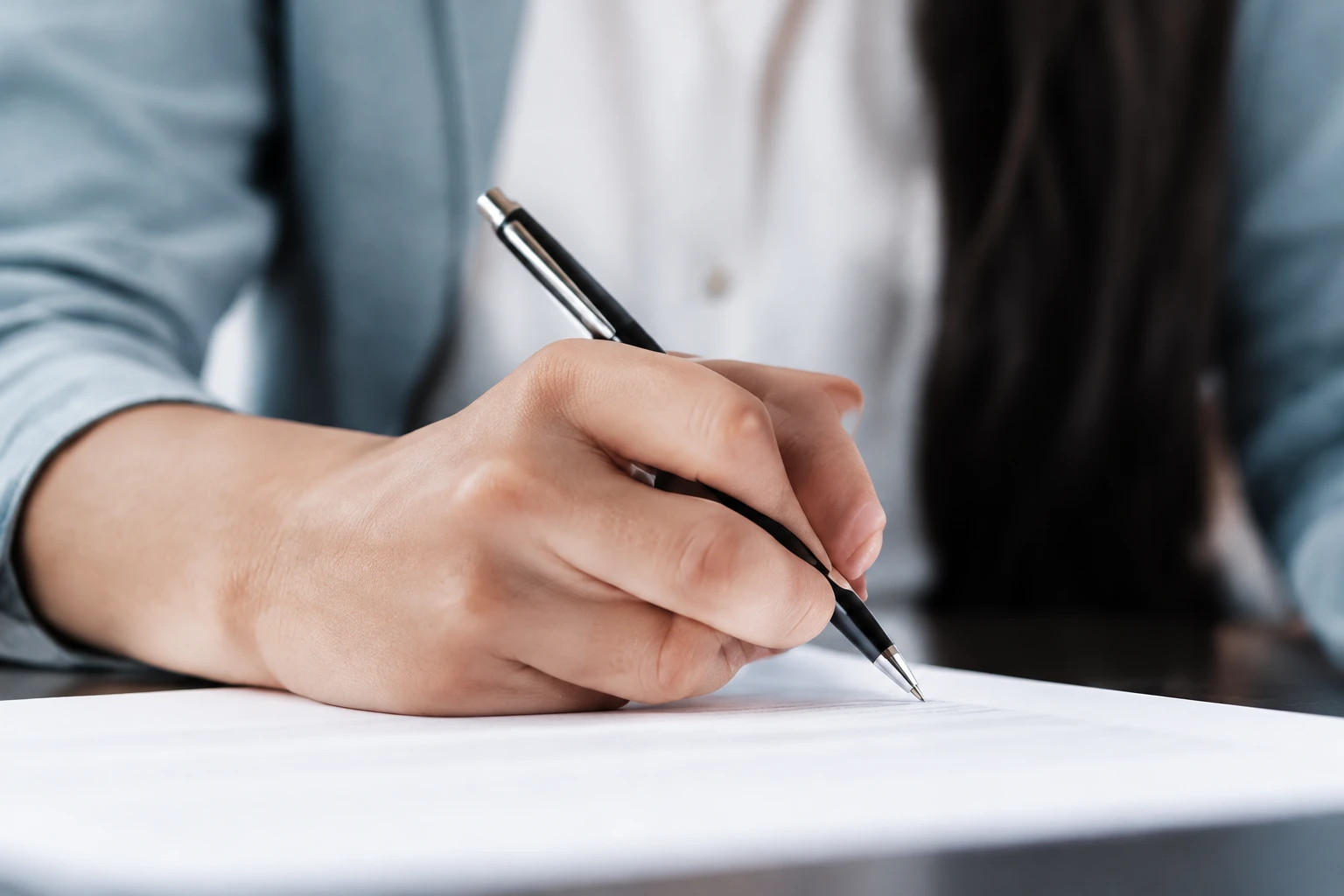 Hand die met een pen schrijft