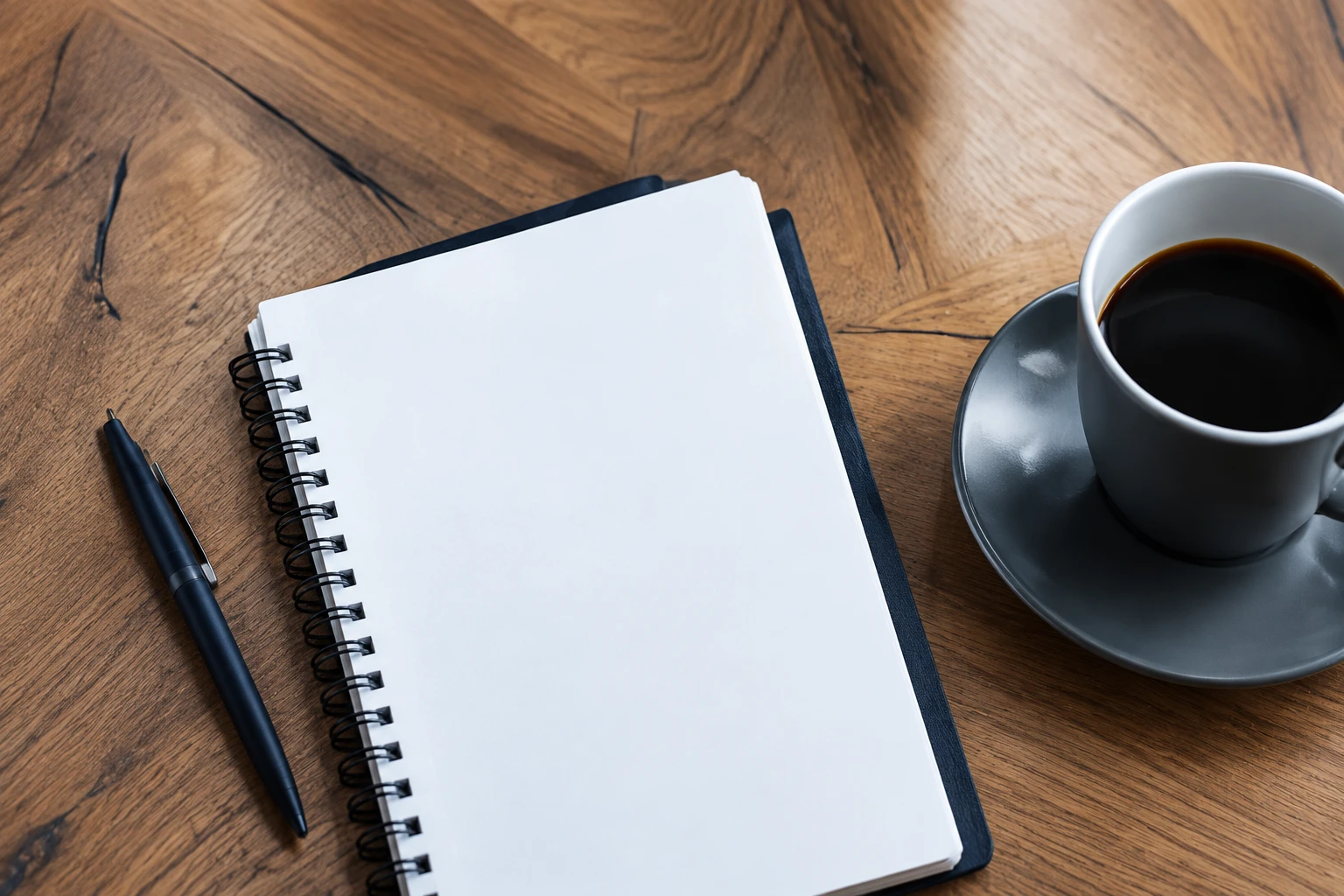 Notitieboek en kop koffie op een houten bureau