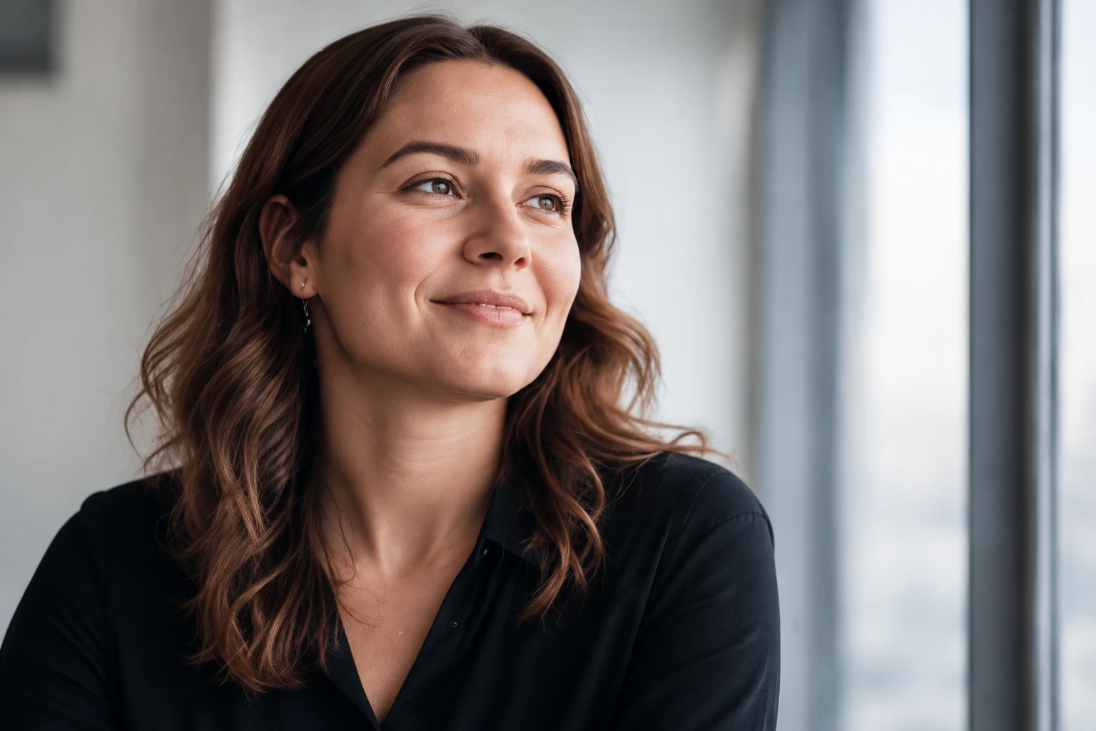 Portret van een glimlachende professional in een kantoor